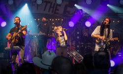 2016 Juno Award Group of the Year, Walk Off The Earth rocks the crowd at the 29th Country Classic Auction. 2016 Juno Award Group of the Year, Walk Off The Earth rocks the crowd at the 29th Country Classic Auction.